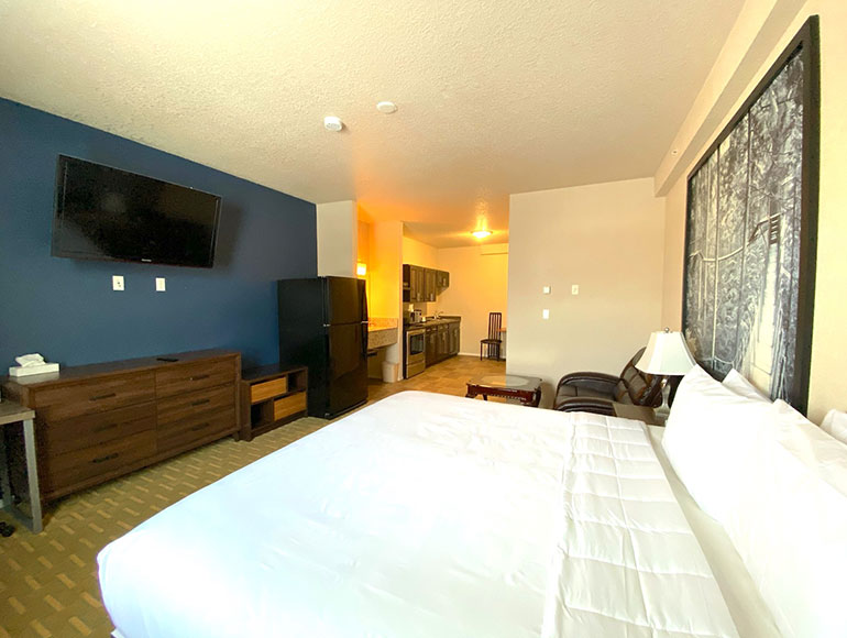 King Bed, Full Kitchen, Larger Room