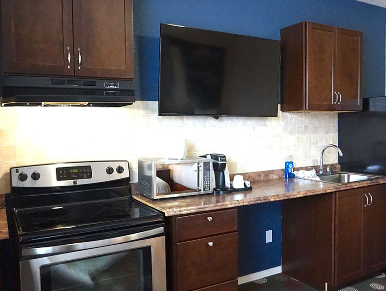 1 Queen Bed, Full Kitchen 