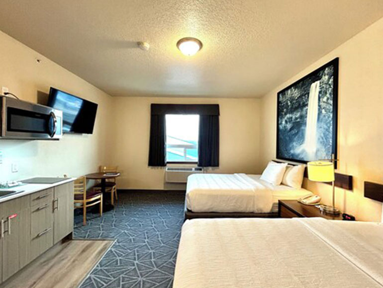 2 Queen Beds, Kitchen Room, Cooktop 